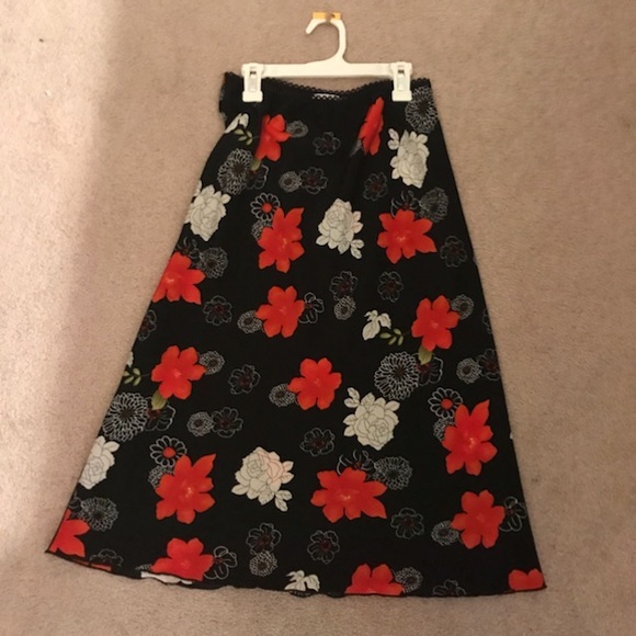 A midi skirt - Picture 1 of 2